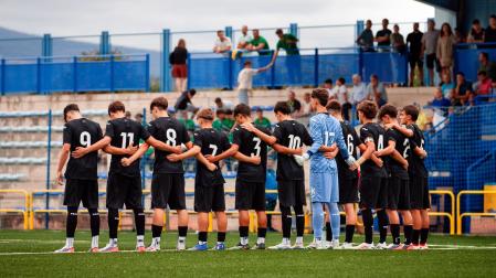 Un minuto de silencio en homenaje a Ion Gómez en el partido que el Juvenil Honorífico ha jugado