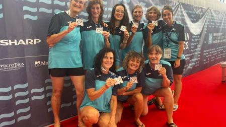 Alicia Otaegui, Nerea Arbiol, Laura Garde, Lola Sarriguren, Irene Aldabe, Anita Bonhomme, Raquel Elizalde, Ana Lana e Isis Mínguez (entrenadora) posan con la medalla de plata