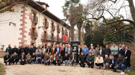 Autoridades forales y locales, así como miembros de la asociación creada en Baztan-Bidasoa, en la presentación en el Señorío de Bertiz.La presentación de la nueva asociación de empresas de Baztan-Bidasoa se celebró en el Señorío de Bertiz. ZALDUA
