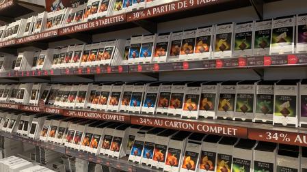 El interior de la tienda de chocolates y bombones Lindt en la ciudad francesa de Oloron Saint Marie