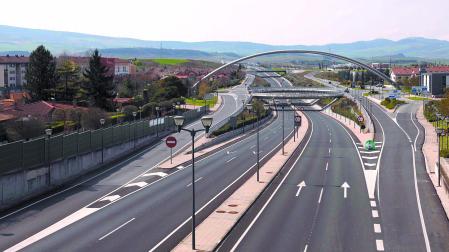 La autovía A-12 a su paso por Zizur Mayor. El ayuntamiento proyecta cubrir un tramo entre el arco y el siguiente puente
