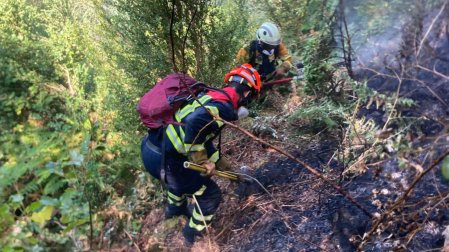 Dos efectivos del despliegue en el incendio de Urzainqui