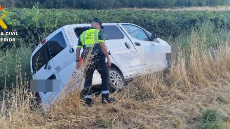 Imagen de la furgoneta en la que viajaba el herido tras salirse de la via en Fitero