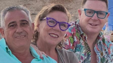Jorge Cadaval, con su hermana Maite y su cuñado Alberto, en la fotografía que ha publicado en Instagram junto a su texto de recuerdo