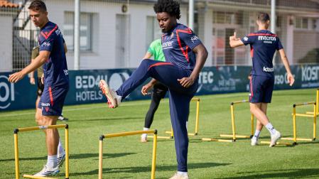 Enzo Boyomo se ejercita en las instalaciones de Tajonar junto a Asier Osambela.