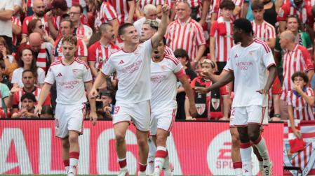 El futbolista del Sevilla Joaquín Martínez Gauna 'Oso' celebrando con sus compañeros el gol
