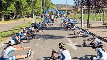 Sesión de estiramientos en la competición del XVI Trofeo Ciudad de Sangüesa, disputado en plena calle el pasado mes de junio