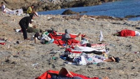 Varios migrantes permanecen acampados este sábado en la playa El Trampolín de Ceuta