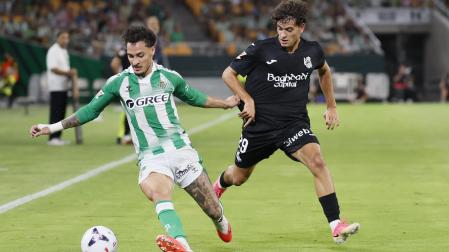 El navarro Álex Marchal presiona a Antony, delantero del Betis