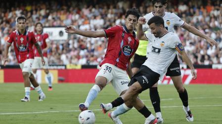 El defensa del Valencia José Luis Gayá pelea un balón con Jones El Abdellaoui, del Celta