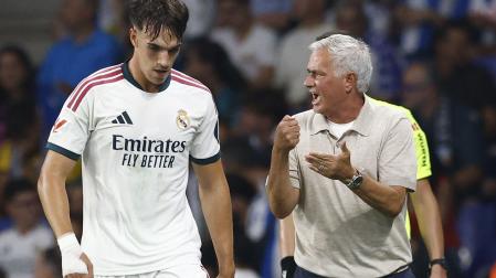 Mourinho da instrucciones a Carlos Espí tras anotar el 1-2 ante el Espanyol