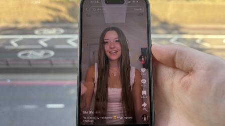 Con apenas una veintena de vídeos y desde su habitación, Ellie Ellis ha logrado sumar más de 750.000 seguidores en TikTok en cuestión de días