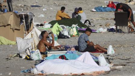 Varios inmigrantes acampados en la playa El Trampolín de Ceuta