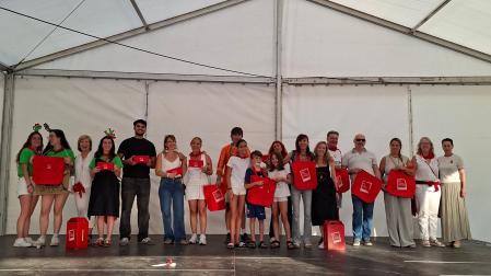 Los ganadores del concurso de tortillas de patatas de Imárcoain posan con sus premios