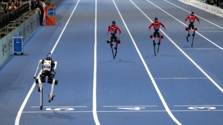 Momento de la carrera de robots humanoides