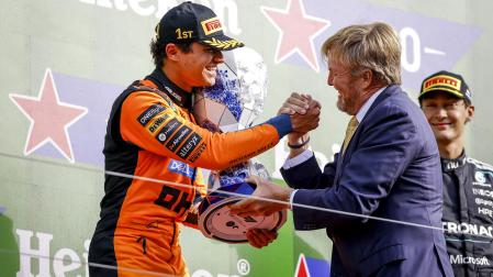 Lando Norris recibiendo el premio tras quedar en primera posición en el Gran Premio de Países Bajos