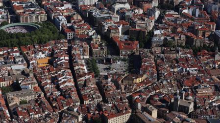 Vista aérea de viviendas en el centro de Pamplona.