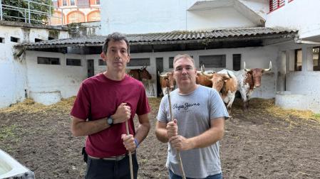 Los corraleros pamploneses Alberto Pérez Garayoa (izq.) e Iñigo Orive Fernández (dcha.), en los corrales del coso de Bilbao, ayer, antes del inicio de la feria taurina.