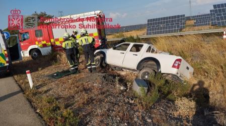 El vehículo se ha salido de la vía y ha sufrido un vuelco lateral