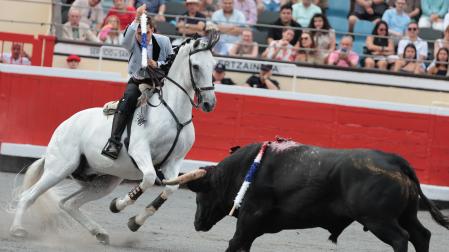 Guillermo Hermoso de Mendoza, ante el primero de sus astados en la plaza de toros de Bilbao