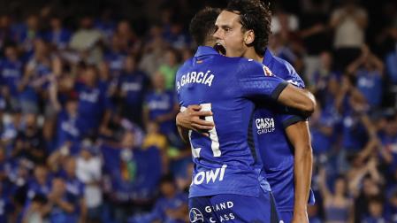 El delantero del Getafe Enes Unal celebra el gol con su compañero Andrés García