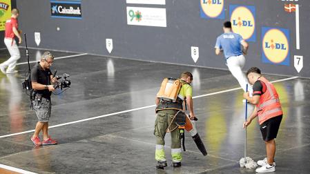 Un operario seca la pista con un soplador