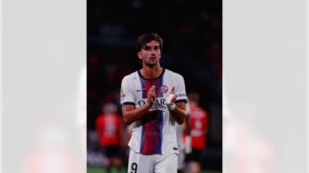 Ferran Torres aplaude a los aficionados del PSG al concluir el partido