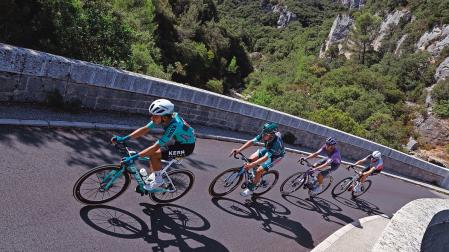 Diego Uriarte (Kern Pharma) tira en la fuga seguido de Ethan Hayter (Soudal), Koen Bouwman (Jayco Aluya) y Sinuhé Fernández (Burgos)