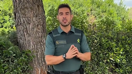 Un miembro del cuerpo en la cuenta de TikTok de la Guardia Civil