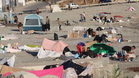 Varios migrantes permanecen este lunes acampados en la playa de El Trampolín de Ceuta