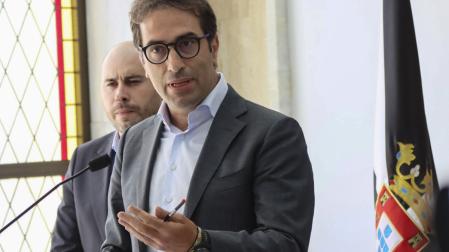 El vicepresidente primero y ministro de Economía, Comercio y Empresa, Carlos Cuerpo, ofrece una rueda de prensa en la sede de la delegación del Gobierno en Ceuta en compañía del delegado del Gobierno en Ceuta, Miguel Ángel Pérez Triano