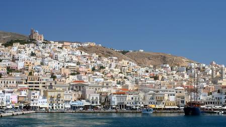 Ermúpolis es la capital de Siros, una de las islas Cícladas del mar Egeo