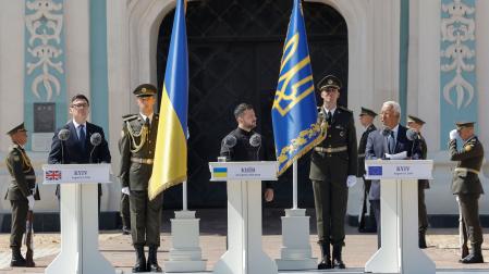 El primer ministro británico Andy Burnham, el presidente ucraniano Volodímir Zelenski y el presidente del Consejo Europeo, Antonio Costa, durante un acto con motivo del Día de la Independencia de Ucrania, cerca de la catedral de Santa Sofía en Kiev
