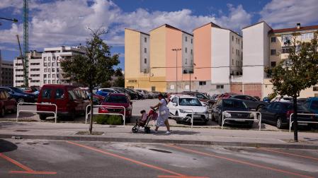 Plazas de aparcamiento ya delimitadas como zona naranja en la calle de Fernando Remacha.