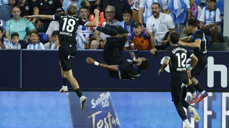 El delantero del Deportivo Pierre-Emerick Aubameyang celebra tras marcar el 0-1 en La Rosaleda