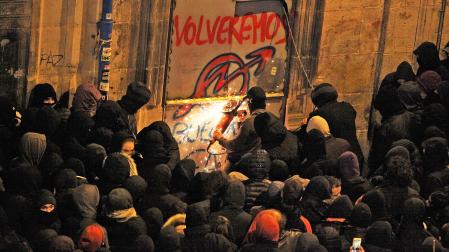 Los radicales, la noche del 19 de enero de 2019, tratando de cortar con una radial las chapas metálicas con las que se cerraron los accesos al Palacio de Rozalejo