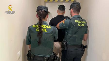 Imagen del momento de la detención de uno de los implicados