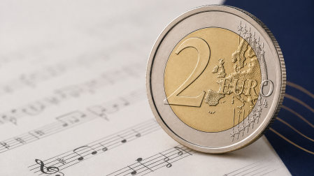 Moneda de 2 euros sobre una partitura