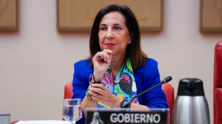 La titular de Defensa, Margarita Robles (c), comparece este martes en el Congreso para dar explicaciones sobre la situación en Ceuta