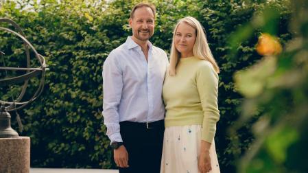 Los príncipes de Noruega, Haakon y Mette-Marit, en la foto inédita difundida por la casa real para celebrar su 25º aniversario de boda