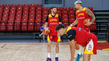 El capitán de la selección española de baloncesto, Willy Hernangómez (d), y Dario Brizuela (i), durante el entrenamiento de este martes en el pabellón Príncipe Felipe de Zaragoza para preparar el partido de este viernes ante Portugal