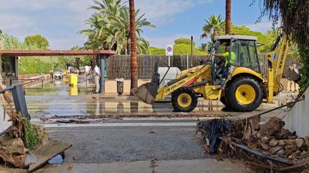 Las mujeres resultaron heridas graves al caerles encima un muro de una casa en la zona del puerto deportivo durante la madrugada del sábado