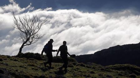 Dos montañeros caminan por la sierra de Aralar.