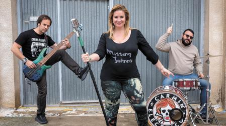 Los integrantes del grupo de rock Carmín Eléctrico, de izquierda a derecha, Raúl Echarren Larrión -bajo-, Emma Casado Leoz -voz-, y Frank Lockhart Lostale -batería