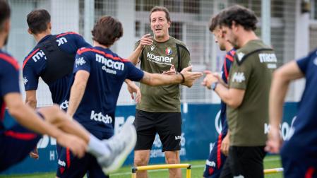 Luis Miguel Ramis da indicaciones en el entrenamiento de ayer en Tajonar
