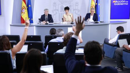 Fernando Grande-Marlaska, Elma Saiz y Ángel Víctor Torres, en la rueda de prensa convocada tras la reunión del Consejo de Ministros este martes