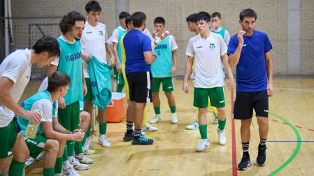 Jugadores y cuerpo técnico del Xota, en el amistoso que el equipo disputó en el polideportivo de Noáin