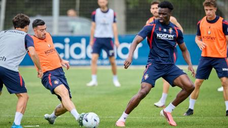 Rockson Yeboah observa la acción de Diego Rico en el entrenamiento de ayer.