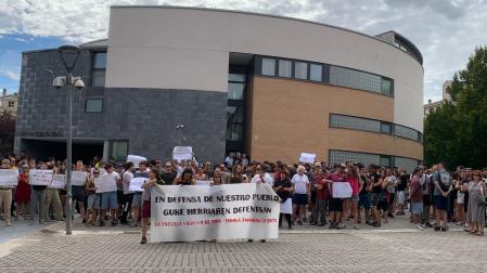 Concentración delante de la casa consistorial de Zizur Mayor durante el pleno que debatía el plan municipal y las VPO en la zona de las txoznas