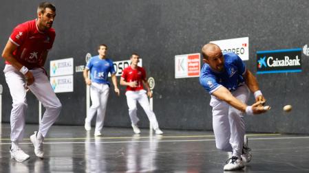 Elordi esconde la pelota en presencia de Ezkurdia en el Bizkaia.
